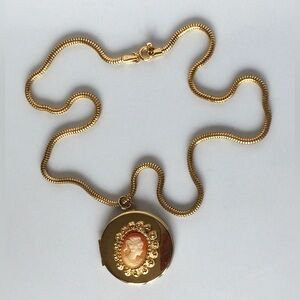 Pretty Vintage Gold Tone Resin Lady Cameo Locket Pendant Necklace 18”